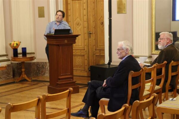 Uutmoodi teadusraamat pühendusega akadeemik Jüri Engelbrechti tööle