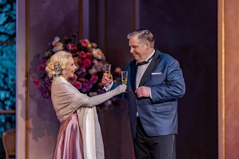 Operetikrahvi tõsine mäng