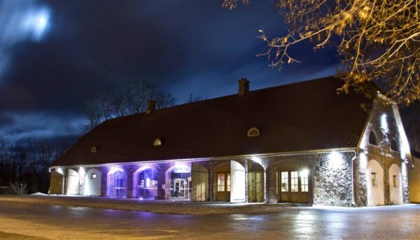 Tuttava linna tuled  – Tema paistab sulle  tillukese täpina