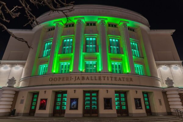 Teater Vanemuine ja Rahvusooper Estonia värvuvad kriisiga võitlemise toetuseks roheliseks