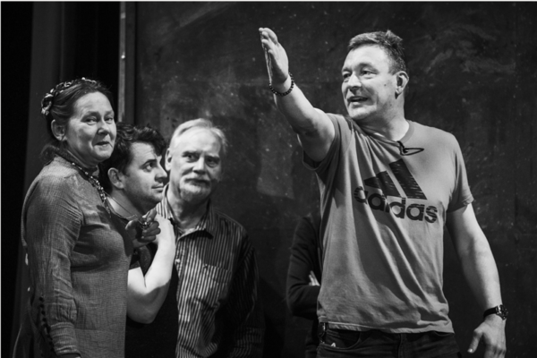 Peatatud maailm Vanemuise draamatrupi n&auml;itel