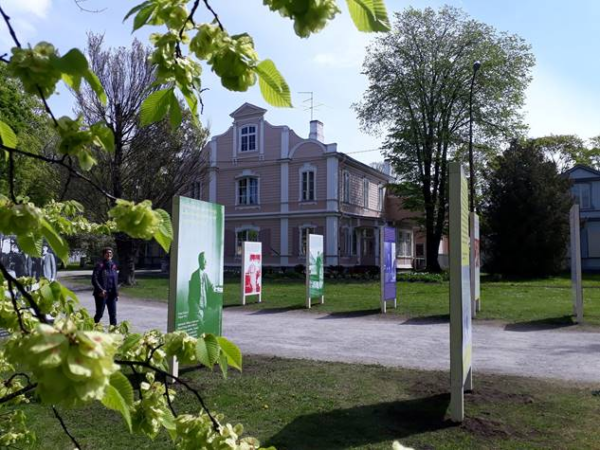 Eduard Vilde muuseumi ees ja sees ootavad põneva näitused