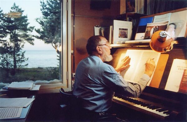 Pildid r&auml;&auml;givad Tormisest, m&ouml;&ouml;dunud aeg kerkib ja elustub