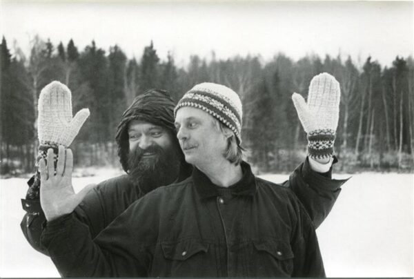 Kuldse k&otilde;rvaga mees heli ja vaikuse vahel