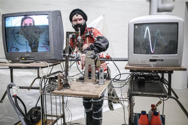 V&otilde;ta haamer ja tee endale lavastus