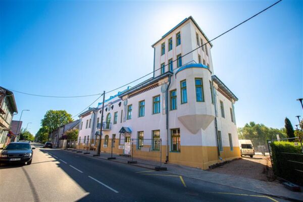 Valga l&otilde;vipeadega maja