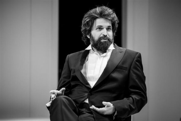 Rakvere teatri s&ouml;&ouml;stud vasakule ja paremale