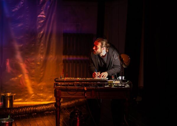 Suures saalis on samal ajal Houellebecq