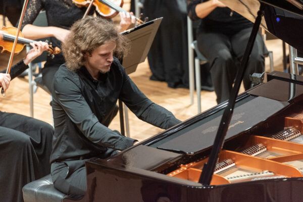 Tummised tantsud ja kaks esiettekannet