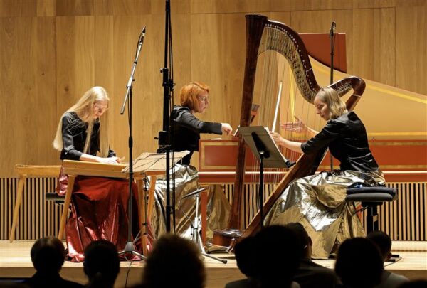 Naised Arvo P&auml;rdi keskuses