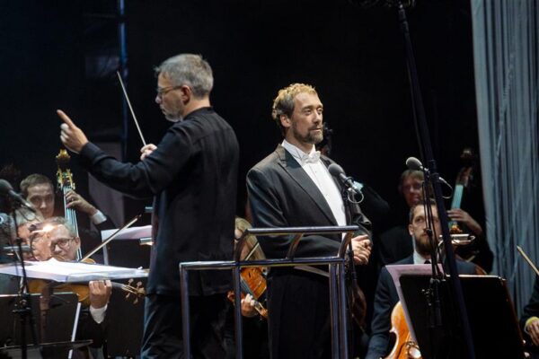 Ooperilummuses t&auml;iskuu&ouml;&ouml;d