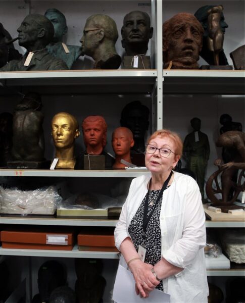 Juta Kivim&auml;ega suures skulptuuritoas