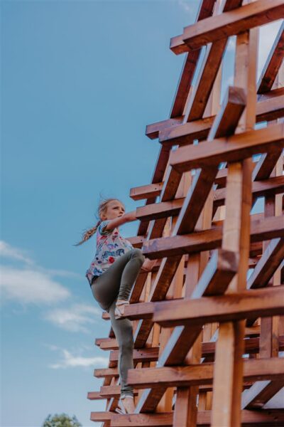 M&auml;nguv&auml;ljak noortele  ehk K&otilde;rvalekalle normist