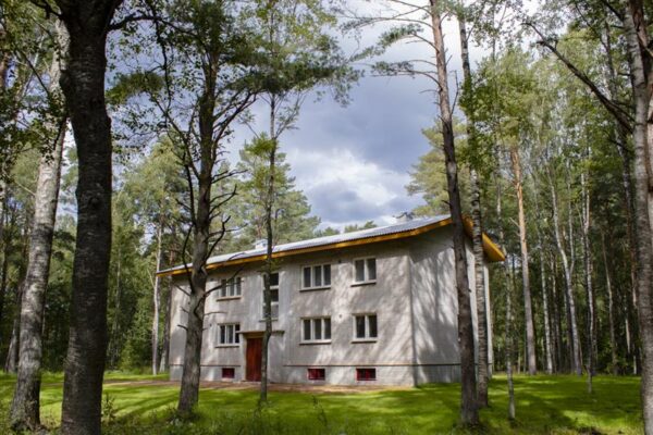 N&otilde;ukogudeaegsete t&uuml;&uuml;pmajade karge modernism