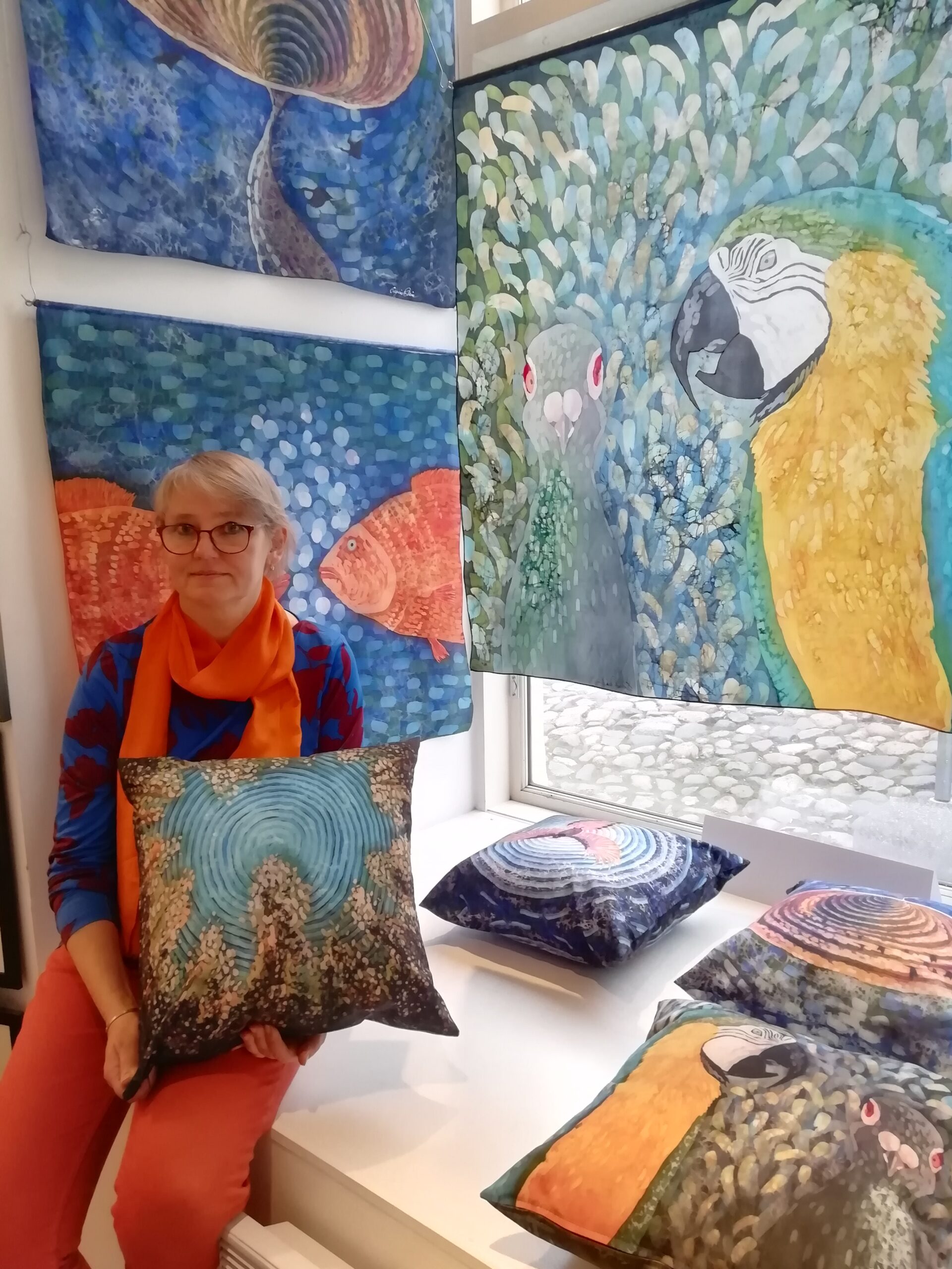 Kunstiaknal ootab värvirohke siidimaali ja padjanäitus