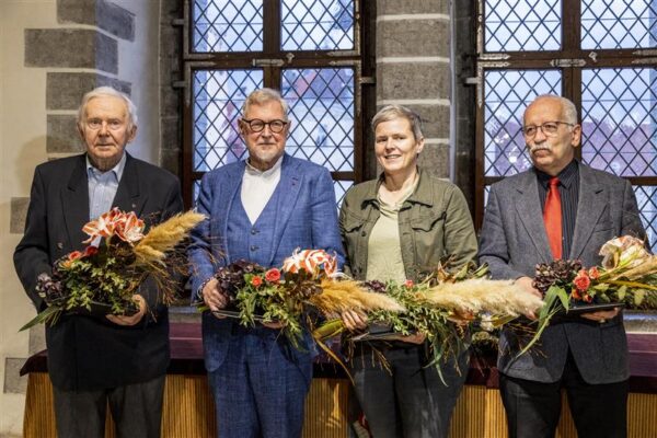 Auhind  &ndash; K&uuml;psete meistrite igihaljas autasu