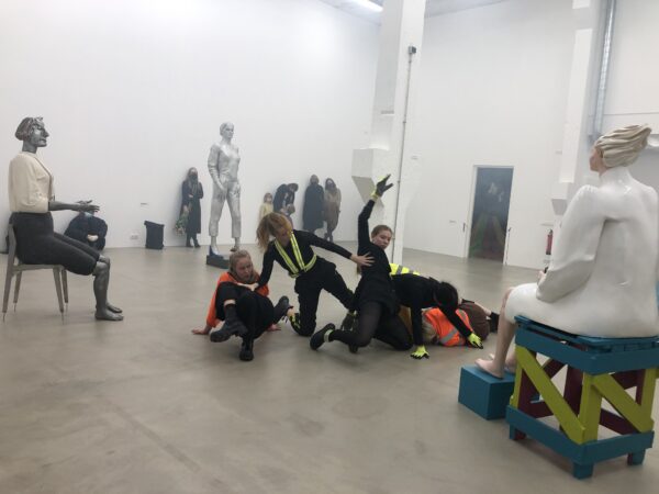 Perfromance-skulptuur Mare Mikofi näitusel