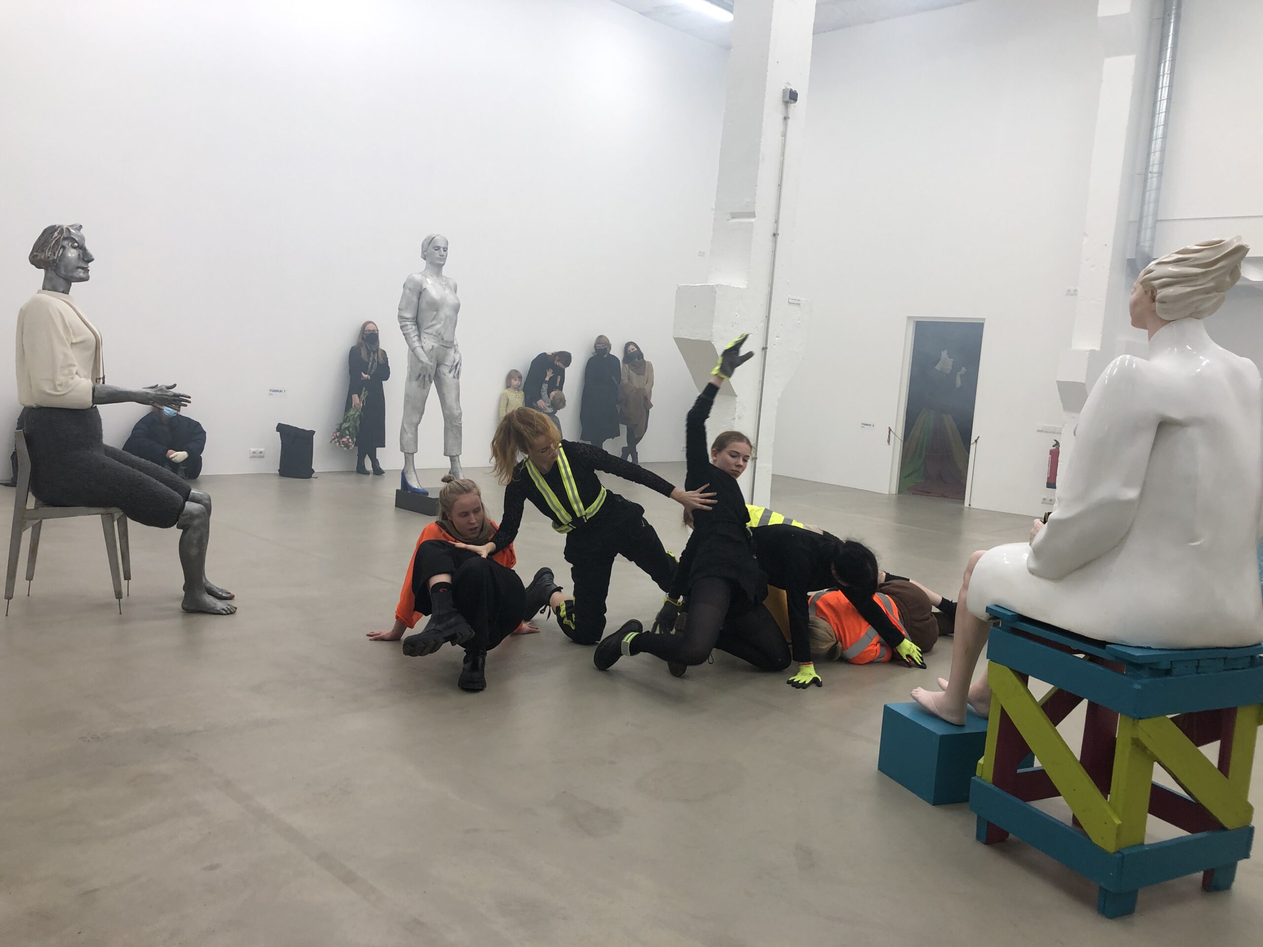 Perfromance-skulptuur Mare Mikofi näitusel