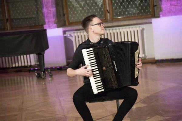 S&uuml;gisn&auml;dal klassikalise akordioniga