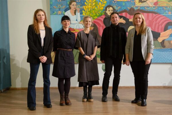 Uues eesti n&auml;itekirjanduses s&auml;ravad naised