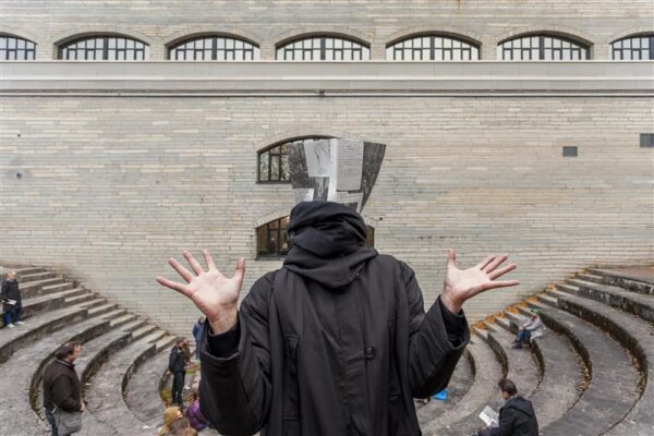Lonkiv silm ja maastik betoonist botastega