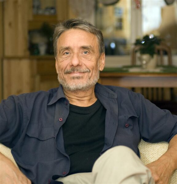 Suitsu nurk XIII  &ndash; Paul-Eerik Rummo &bdquo;N&uuml;&uuml;d j&auml;lle alatasa m&otilde;tlen oma koduveinlikust p&ouml;&ouml;ri&ouml;&ouml;maast&rdquo;