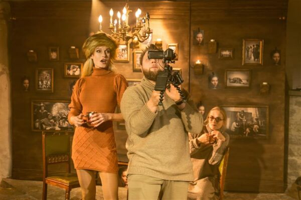 Teismeliste m&auml;ng keskealiste serveeringus