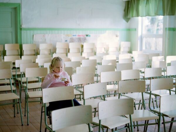 Fotomuuseumi projektiruumi uus näitus: Katrina Tang, “Kaduv võlu. Eesti maakoolide elu” 