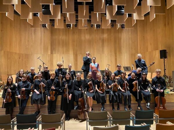 Laulud kitarri ja keelpilliorkestri saatel