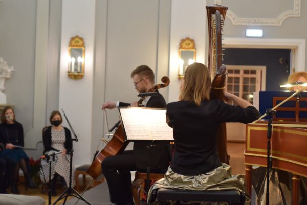 Helide keerdkäigud vaikuse labürintides