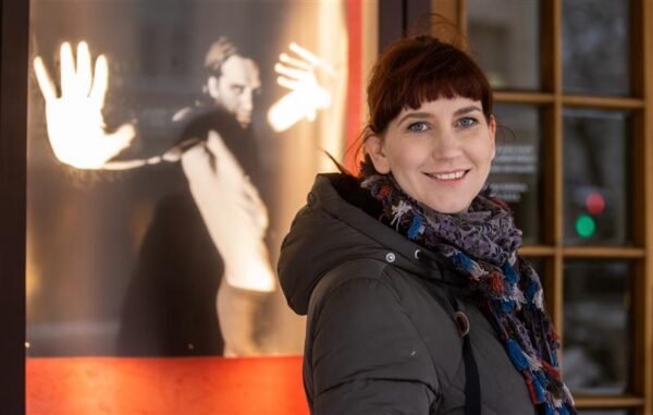 Naise koht on &hellip; laval. Ja lava taga