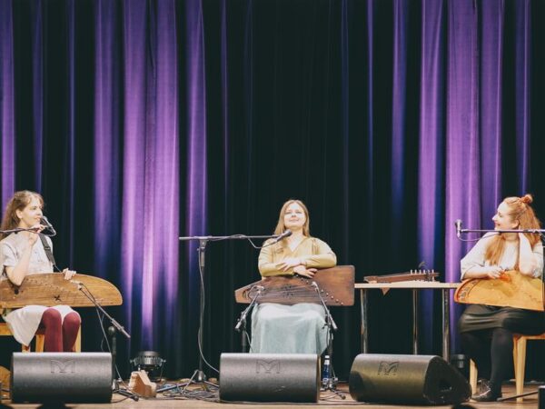 Kolm kannelt kevadet värvimas