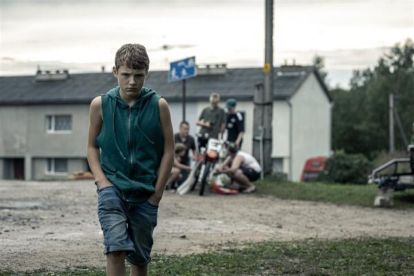 Lapsed tumedaid tegusid korda saatmas