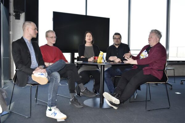 Kunstiteadus tr&uuml;gib tule ligi