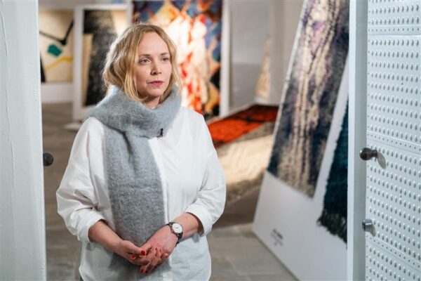 Pealelend &ndash; Kai Lobjakas, Disaini- ja tarbekunstimuuseumi  direktor, n&auml;ituse &bdquo;R&auml;&auml;kiv linnaruum. Graafiline disain ja t&uuml;pograafia  Tallinna linnaruumis&ldquo; &uuml;ks ellukutsuja.