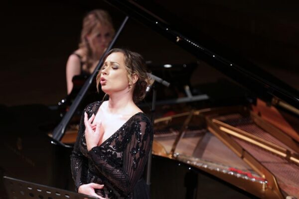 Vaba, siiras ja kammerlik esitus