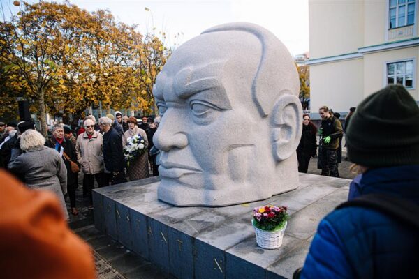 Empaatia, v&auml;&auml;rtusruum ja punamonumendid