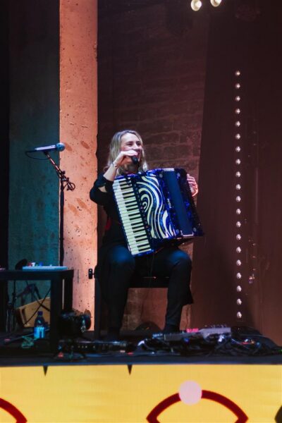 Reis mängumaastikel elektroonika ja akordioniga