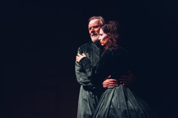 Kaks koost&ouml;&ouml;lavastust, ilma konfliktita