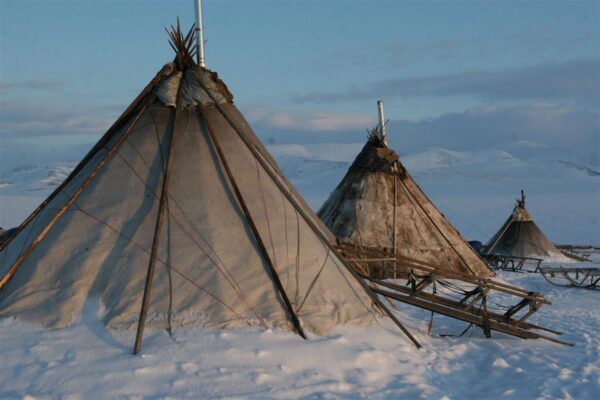 L&auml;&auml;ne-Siberi p&otilde;liselanike naftam&auml;ssud