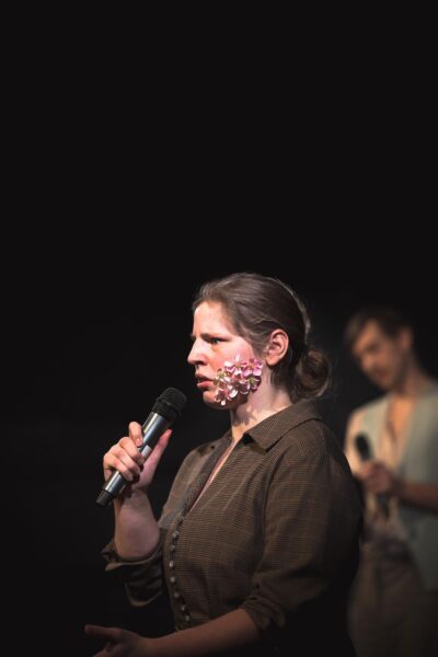 Must Kast pistab Lilli Suburgi teatrilukku