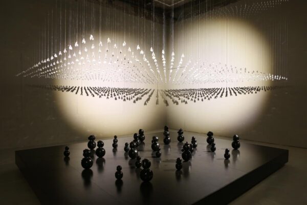 Peeglikildudest &auml;rap&ouml;&ouml;ratud pilguheit