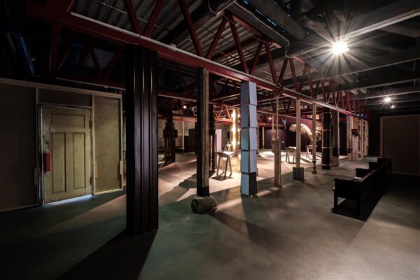 Pikksilmaga tulevikku (ja minevikku) vaatamise n&auml;itus