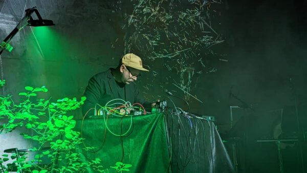 Eriline meeleolu tööstushallis