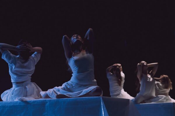 K&auml;&auml;nulise atmosf&auml;&auml;riga h&uuml;briidteatriteos