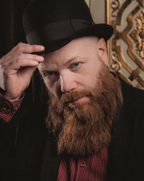 Vana kooli p&otilde;nevik m&uuml;stika, armastuse ja m&otilde;rvadega