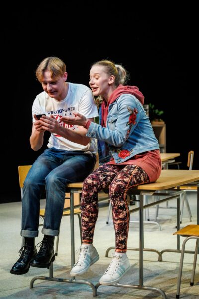 &Uuml;ksindus klassi ees