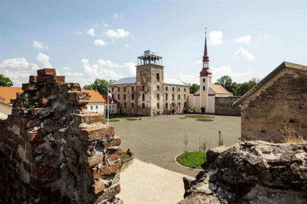 P&otilde;ltsamaa lossi toores ilu