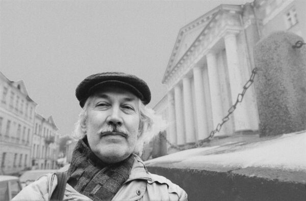 K&otilde;ikteadja naeratus ja teised portreed albumis ning n&auml;itusel