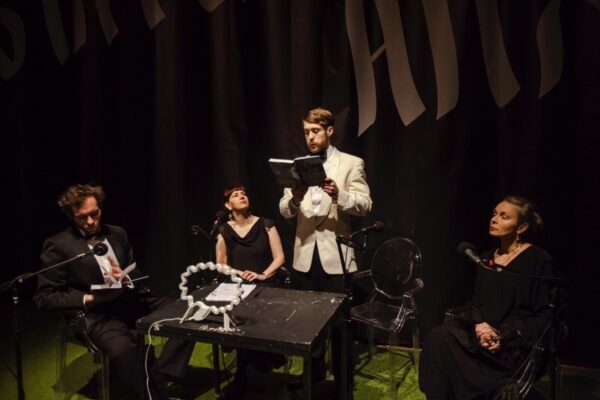 Hirmukurrud poliitilise teatri palgel